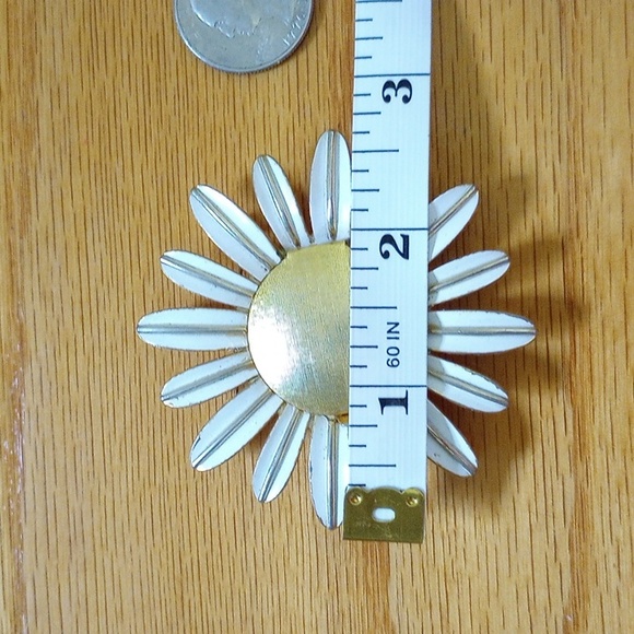 Vintage 1970’s Avon White goldtone Daisy Flower Perfume Brooch - Picture 8 of 8